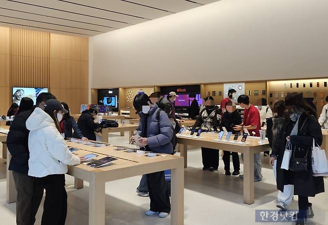 지난 11일 서울 마포구 애플스토어 홍대에서 방문객들이 매장을 둘러보고 있다. 사진=박수빈 기자