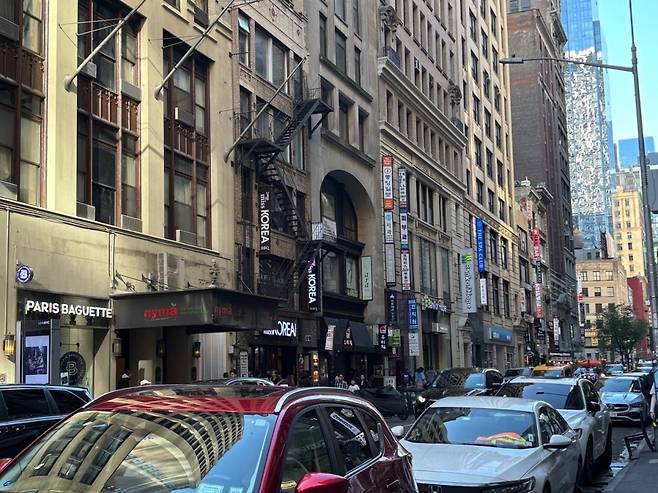 미국 뉴욕 맨해튼 코리안타운에 한국식 식당이 즐비한 모습. 매장 곳곳에서 한인 뿐만 아니라 외국인 고객을 흔히 볼 수 있었다는 설명이다. 사진=독자 제공