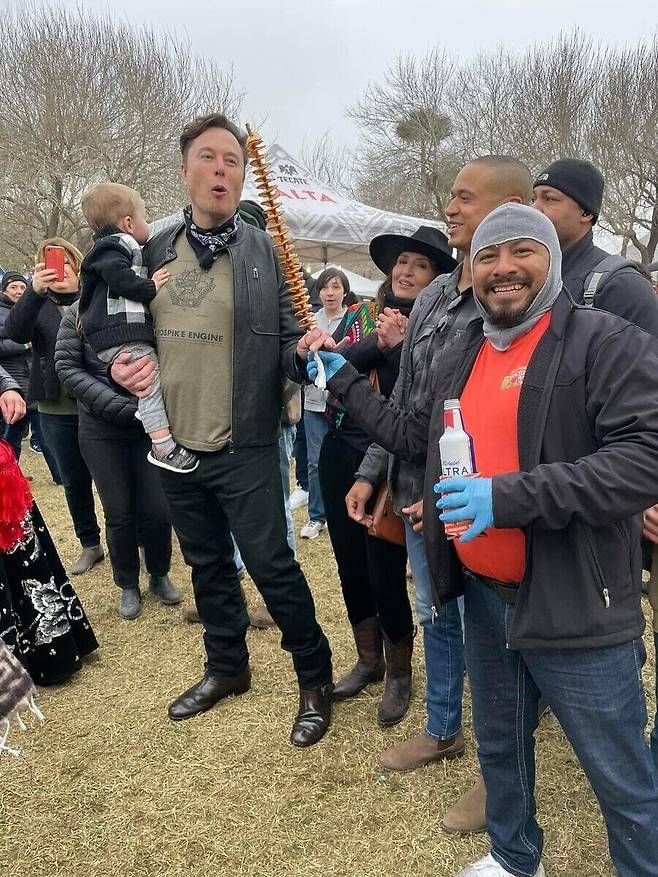 일론머스크가 텍사스에서 열린 지역 축제에서 회오리감자를 맛보고 있다. 사진=X 캡처