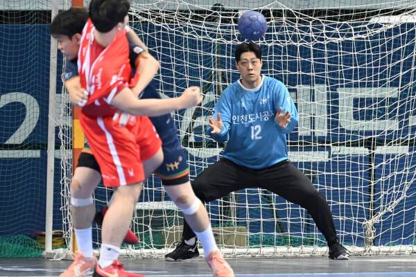인천도시공사의 골키퍼 안준기가 13일 인천 선학체육관에서 열린 신한 SOL Bank 2025-26 핸드볼 H리그 남자부 2라운드 경기에서 선방을 해내고 있다. 핸드볼연맹 제공
