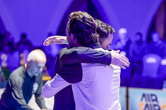 개인 첫 3쿠션월드컵 우승을 놓고 경기 내내 팽팽히 맞섰던 카라쿠르트와 시돔이 결승전이 끝난 후 포옹하며 서로 격려해주고 있다. (사진=SOOP)