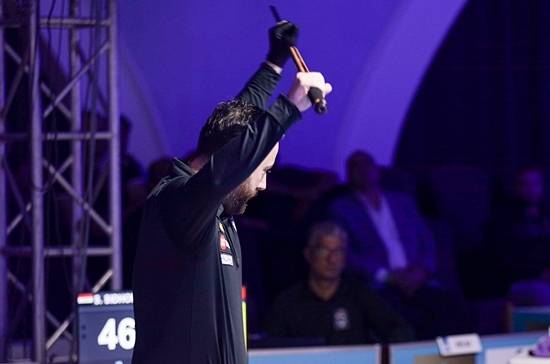 카라쿠르트가 옆돌리기로 마지막 50점을 채우며 우승을 확정짓자 큐를 들어올리며 기뻐하고 있다. (사진=SOOP)