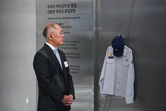기아 80주년 기념 전시 ‘움직임의 유산’을 둘러보는 현대차그룹 정의선 회장 [사진출처=기아]