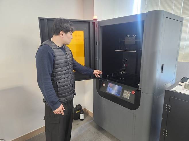 이광민 캐리마 부사장이 서울 강서구 소재 본사에서 3D프린터 ‘X1’에 대해 설명하고 있다. 이호준 기자
