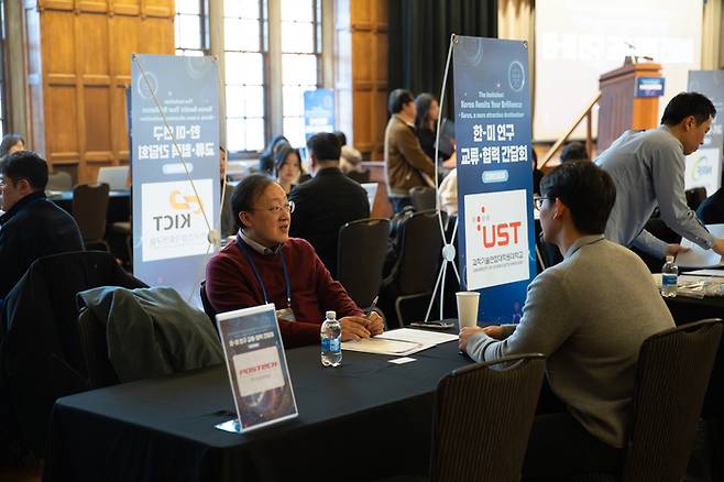8일(현지시간) 미국 인디애나주 웨스트 라피옛에서 열린 ‘한-미 연구 교류협력간담회’에서 현지연구자들이 한국에서 방문한 대학·연구소 리더급 연구자들과 채용 등에 대해 상담하고 있다.[사진=창의재단]