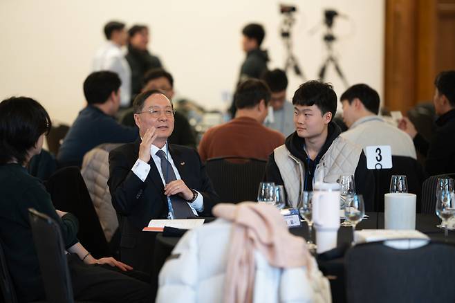 8일(현지시간) 강대임 UST 총장이 미국 인디애나주 웨스트 라피옛에 위치한 퍼듀대에서 열린 ‘한·미 연구 교류협력간담회’에서 현지 연구자들과 대화를 나누고 있다.[사진=창의재단]