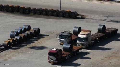 G20 국가들의 무역 규제가 역대 최고 수준으로 급증하며 보호무역이 구조화되고 있고, EU의 CBAM·철강 규제 등으로 내년 한국 기업들의 수출 부담이 크게 커질 전망이다. 사진은 경기도 평택항에 철강 제품이 쌓여있는 모습. [사진 = 연합뉴스]