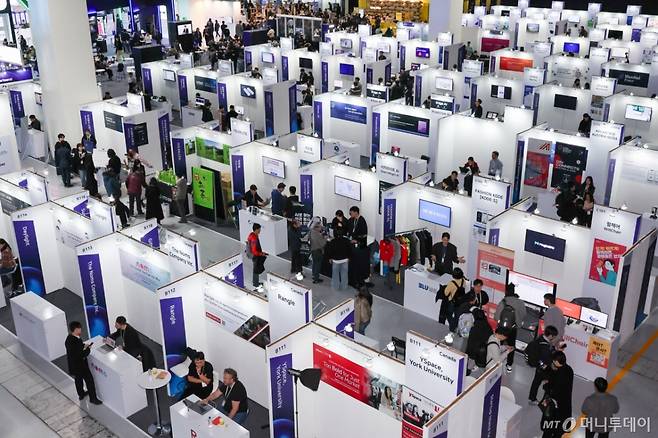 10일 서울 강남구 코엑스에서 열린 국내 최대 규모 글로벌 스타트업 페스티벌 '컴업(COME UP) 2025'를 찾은 관람객들이 부스를 둘러보고 있다. /사진=뉴스1