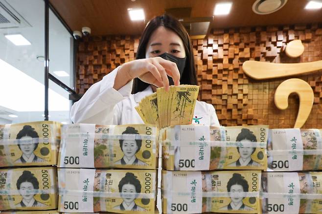 한국의 M2 증가 속도가 유독 빠르게 나타나는 것은 정부의 확장재정 정책과 한국은행의 금리 인하가 같은 시기에 맞물렸기 때문이다. 사진은 지난 7월 서울 중구 하나은행 위변조대응센터에서 직원이 원화를 정리하고 있는 모습. /사진=뉴시스