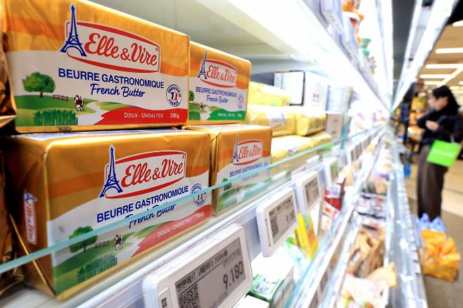 인플레이션은 사실상 '간접적인 과세' 역할을 한다. 사진은 이날 서울 시내의 한 마트에 버터가 진열된 모습. /사진=뉴스1