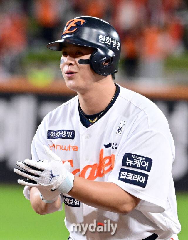 2025년 10월 24일 오후 대전한화생명볼파크에서 열린 '2025 신한 SOL BANK KBO 포스트 시즌' 삼성 라이온즈와 한화 이글스의 플레이오프(PO) 5차전 경기. 한화 노시환이 1회말 1사 2.3루서 1타점 적시타를 친 뒤 기뻐하고 있다./마이데일리