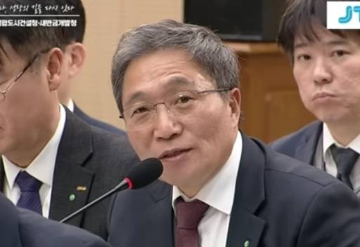 이학재 인천공항공사 사장이 지난 12일 열린 대통령 주재 국토교통부 및 산하기관 업무보고에서 이재명 대통령 질의에 대답을 하고 있다.[유튜브 JTV 뉴스 동영상 캡쳐 화면]