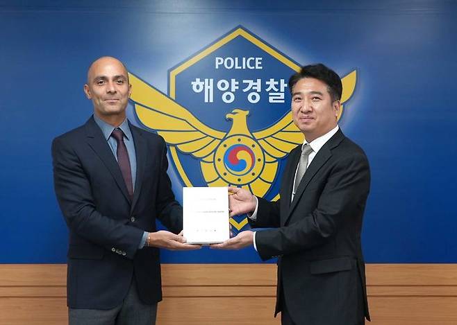 [부산=뉴시스] 12일 마얀크 베이드(Mayank Vaid·왼쪽) 루이비통 아시아·태평양 지식재산권 부문 책임자가 남해해경청을 방문해 감사패를 전달하고 있다. (사진=남해해경청 제공) 2025.12.12. photo@newsis.com *재판매 및 DB 금지