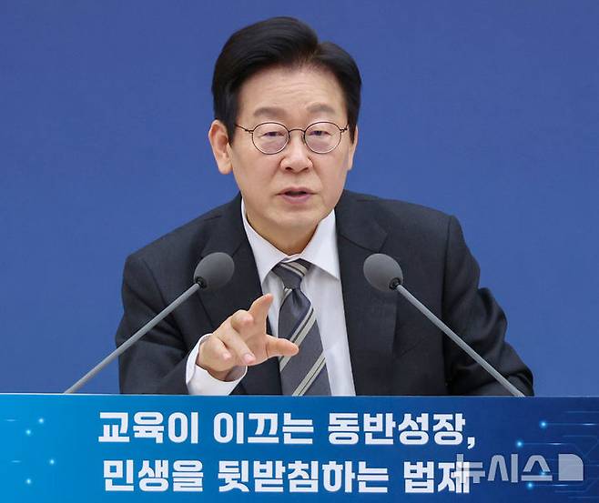 [세종=뉴시스] 최동준 기자 = 이재명 대통령이 12일 세종시 정부세종컨벤션센터에서 열린 교육부·국가교육위원회·법제처 업무보고에서 발언하고 있다. (대통령실통신사진기자단) 2025.12.12. photocdj@newsis.com