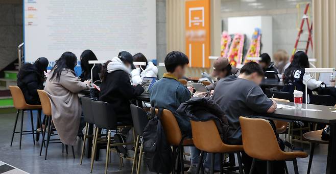 지난 9일 오후 서울 소재 한 대학교 내 취업센터의 모습. 뉴시스