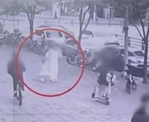 지난 10월 인천 연수구 인도에서 모녀를 향해 돌진하는 전동 킥보드. 인천연수경찰서 제공