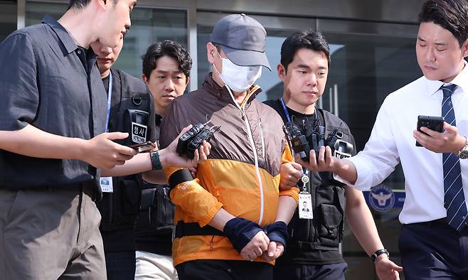 ‘사제 총기 살인 사건’&nbsp;피의자 A(62)씨가 지난 7월30일 인천논현경찰서에서 검찰로 송치되고 있다. 인천=뉴스1