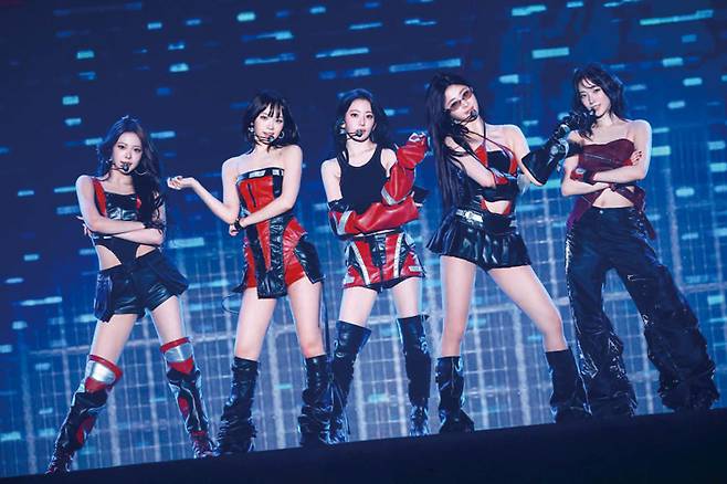 11월18~19일 일본 도쿄돔에서 열린 2025 르세라핌 투어 '이지 크레이지 핫' 공연 실황 ⓒ쏘스뮤직