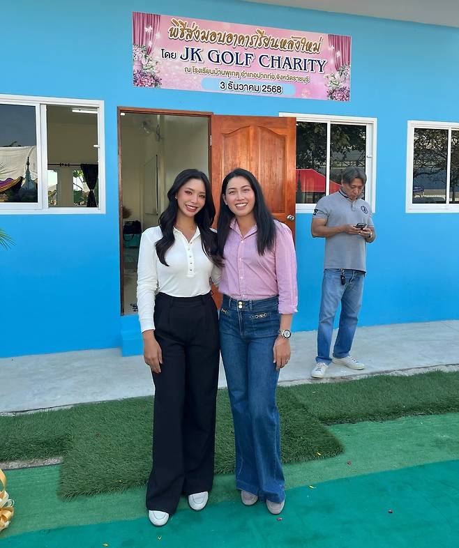 지노 티띠꾼(오른쪽)이 최근 태국에서 열린 학교 교실 준공식에서 동료 선수 키라 푸차로엔과 함께 기념사진을 찍고 있다. SNS 캡처