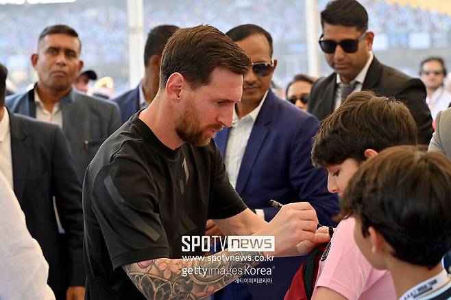 ▲ 당초 계획보다 훨씬 일찍 스타디움을 떠난 메시 때문에 화가 폭발한 인도 축구팬들은 바리케이드를 부수고 경기장 안으로 난입해 임시 구조물들을 파손했다.&nbsp;첫날은 실패에 가까웠지만, 2일 차는 교훈 위에서 재정비된 일정이었다. 메시의 인도 투어는 난동과 논란을 지나 최소한 예정된 궤도 위로는 다시 올라섰다.