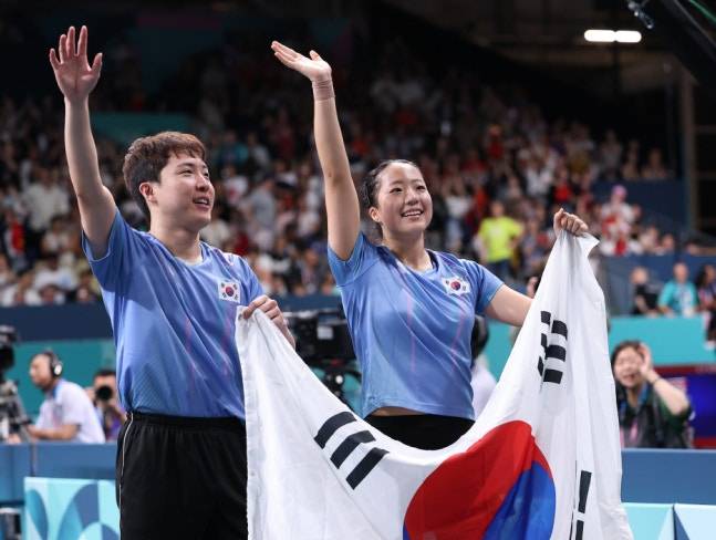 한국 탁구의 혼합복식 간판 조합인 임종훈-신유빈 조가 '세계 최강' 중국의 두 조를 하루 사이에 연파하고 2025년 '왕중왕전' 성격인 월드테이블테니스(WTT) 파이널스 홍콩 2025 우승을 차지했다. 임종훈-신유빈 조는 13일 홍콩에서 열린 대회 혼합복식 결승에서 파리 올림픽과 올해 카타르 도하 세계선수권대회 금메달을 연달아 차지한 왕추친-쑨잉사 조를 게임스코어 3-0으로 완파하고 우승했다. 둘은 우승 뒤 부상 투혼을 발휘한 쑨잉사, 끝까지 최선을 다한 왕추친을 칭찬해 중국 관중의 많은 박수를 받았다. 연합뉴스