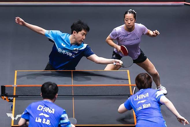 중국의 린스둥-콰이만 조와 경기하는 임종훈(뒤편 왼쪽)과 신유빈(오른쪽) [WTT 인스타그램 캡처. 재판매 및 DB 금지]