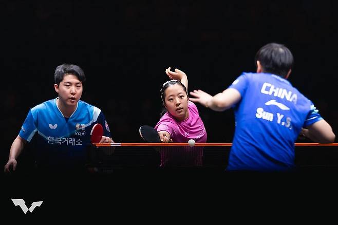 WTT 파이널스 홍콩 혼복 결승에 나선 신유빈(중앙)과 임종훈(왼쪽) [WTT 인스타그램 캡처. 재판매 및 DB 금지]