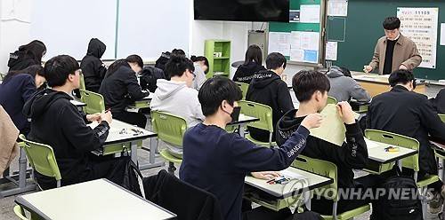 올해 첫 전국연합학력평가    (서울=연합뉴스) 고등학교 1,2,3 학년 올해 첫 전국연합학력평가가 열린 26일 서울 광진구 광남고등학교에서 고3 학생들이 시험을 치르고 있다. 2025.3.26 [사진공동취재단]
    photo@yna.co.kr
