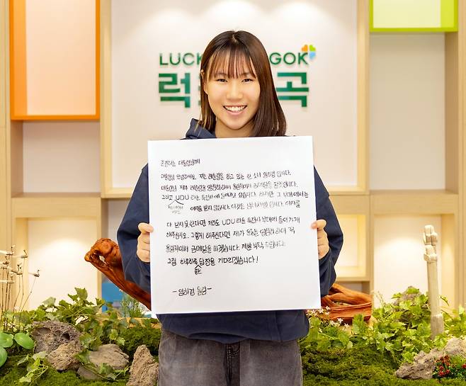 손 편지 쓴 레슬링 유망주 임하경 양  (칠곡=연합뉴스) 경북 칠곡군 약동초 6학년 임하경 양이 대통령에게 보낼 손 편지를 들고 기념 촬영을 하고 있다. 임 양은 혼성 레슬링 전국대회에서 1위를 차지한 뒤 대통령에게 "여자도 해군 특수정보부대(UDU) 입대할 수 있게 해달라"는 내용의 손 편지를 써서 화제다. 2025.12.14 [칠곡군 제공. 재판매 및 DB 금지]
 mtkht@yna.co.kr
(끝)
