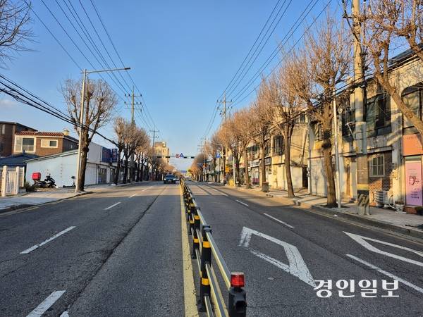 동두천시가 50년 넘어 노후된 평화로 ‘75주택’에 대한 가로환경 정비를 대대적으로 진행해 신도시와 원도심 지역균형 발전을 도모할 예정이다. 동두천/오연근기자 oyk@kyeongin.com