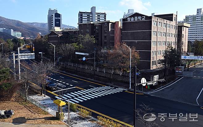 학령인구 감소 등의 이유로 지난 3월 폐교된&nbsp;청솔중학교 건물 전경. 김경민기자