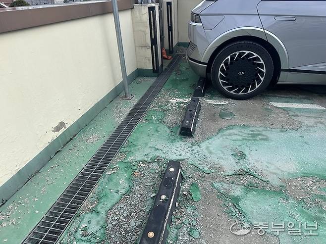 15일 인천 계양구 계산동에 소재한 경인교대역 환승주차장 3층 빗물받이 주변에 파손된 노면 잔해가 퍼져 있다. 사진=노선우 기자