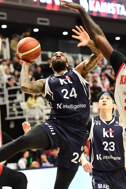 지난 14일 수원 KT소닉붐아레나서 열린 프로농구 정규시즌 서울 SK와읙 경기서 KT 데릭 윌리엄스가 슛을 시도하고 있다. 사진=KBL
