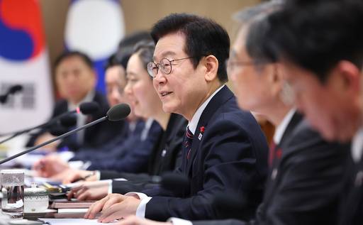 이재명 대통령이 15일 용산 대통령실에서 통룬 시술릿 라오스 국가주석과 정상회담을 하고 있다. /연합뉴스 제공