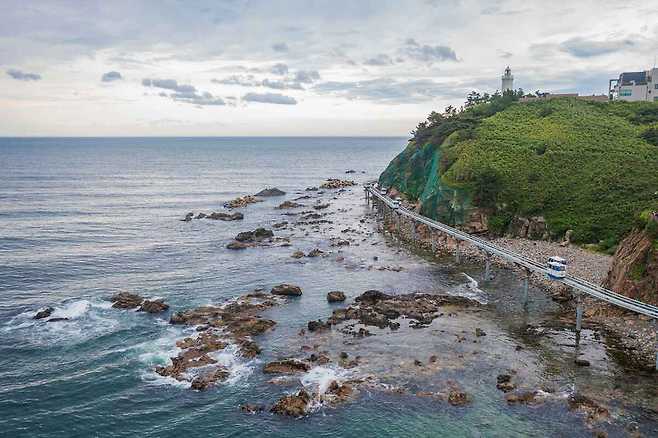 죽변 해안에 있는 스카이 레일 _한국관광공사 제공