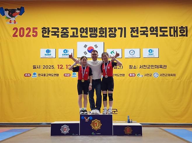 ▲ '2025년 한국중고연맹회장기 전국역도대회'에서 3관왕을 차지한 김하윤 선수(왼쪽부터), 김광훈 코치, 은메달 3개를 획득한 김하은 선수가 기념촬영을 하고 있다.