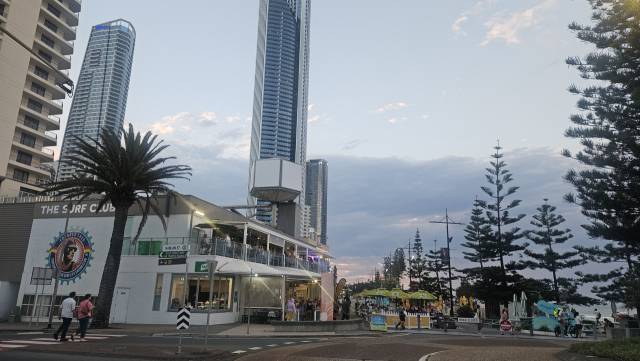 골드코스트의 중심지인 서퍼스 파라다이스 해안가에 위치한 상점.