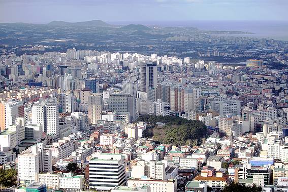 제주지역 집값 하락세가 3년4개월째 이어지고 있다. 제주시 전경.