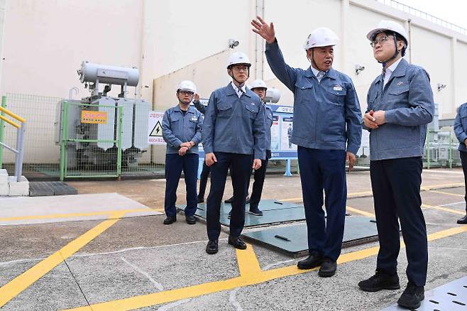 김정관 산업통상자원부 장관이 지난 9월 울산 남구 석유화학산업단지 내 대한유화를 방문해 관계자로부터 운영현황 및 애로사항을 청취하고 있다. (사진=산업통상부)