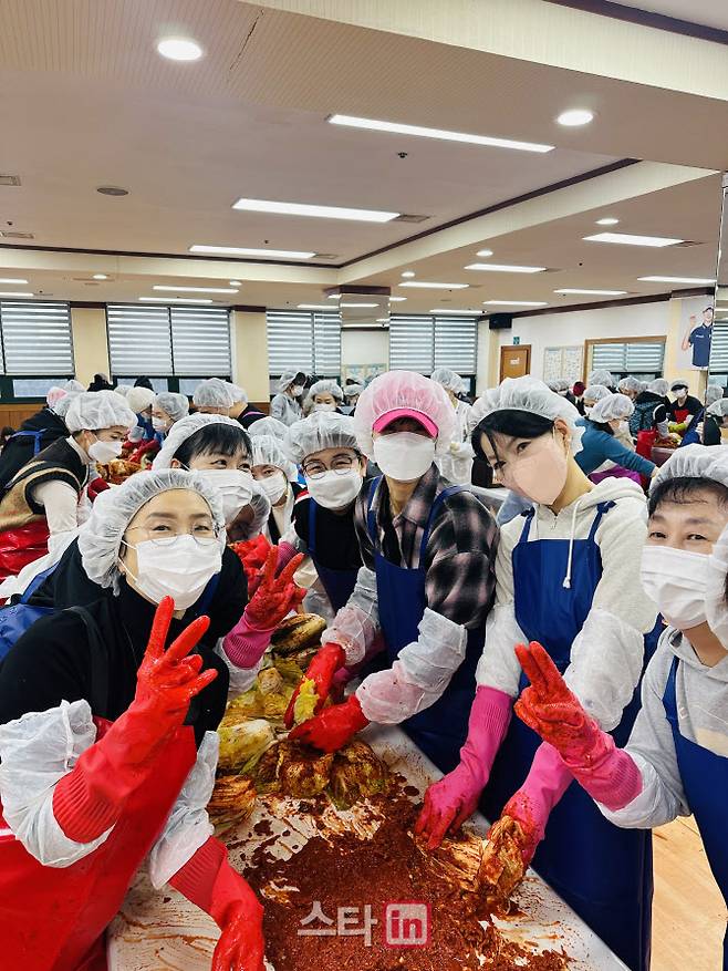 박성현과 팬클럽 회원들이 김장 봉사활동에 참여하고 있다. (사진=세마스포츠마케팅)