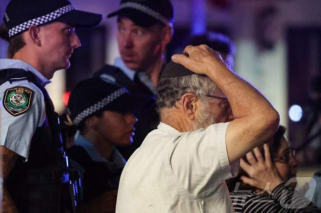 14일(현지시간) 호주 시드니 본다이 비치에서 총격 사건이 발생한 가운데, 한 유대인이 좌절하고 있다. ⓒ AFP=뉴스1
