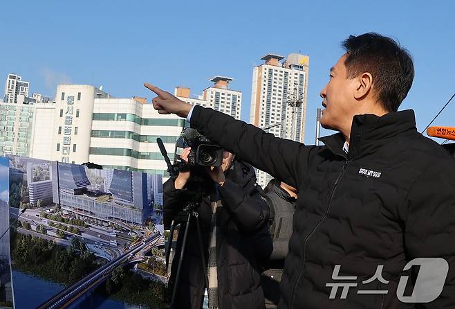 오세훈 서울시장이 15일 오전 현대화 사업을 추진 중인 서울 광진구 동서울터미널 방문해 사업 추진 계획을 보고받고 있다. 서울시는 2026년 착공을 목표로 노후한 동서울터미널을 여객·업무·판매·문화를 아우르는 지하 7층~지상 39층 규모의 초대형 복합교통허브로 조성할 계획이다. 2025.12.15/뉴스1 ⓒ News1 오대일 기자