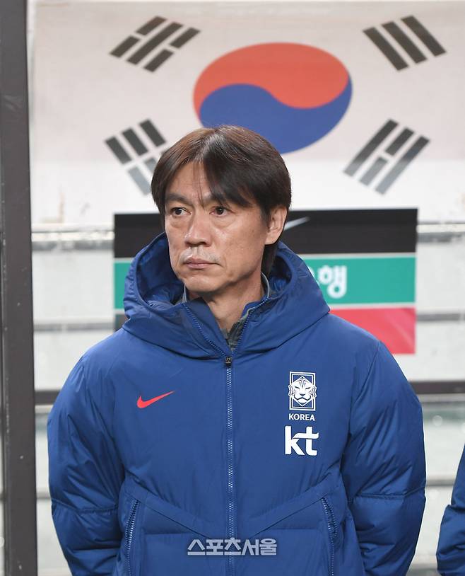 홍명보 감독이 18일 서울월드컵경기장에서 열린 남자축구 국가대표 평가전 가나와 경기 전 그라운드를 응시하고 있다. 2025. 11. 18. 상암 | 최승섭기자 thunder@sportsseoul.com