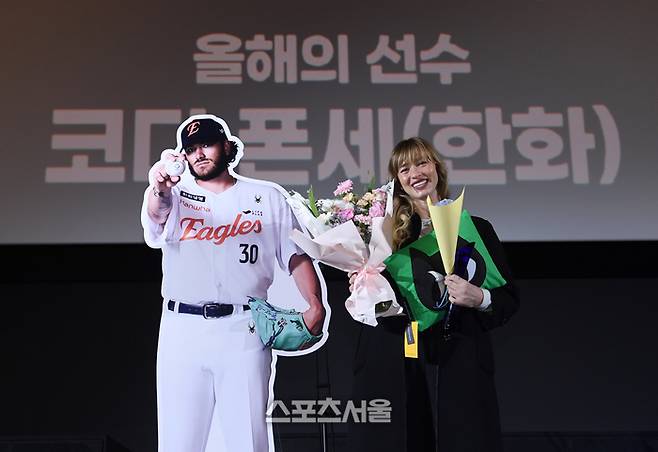 한화 폰세의 아내 엠마 폰세(오른쪽)가 4일 서울 영등포구 타임스퀘어 CGV 영등포 스크린X관에서 열린 ‘제39회 스포츠서울 올해의 상’에서 올해의 선수상을 대리 수상한 뒤 남편의 등신대를 놓고 기념촬영을 하고 있다. 영등포 | 박진업 기자 upandup@sportsseoul.com