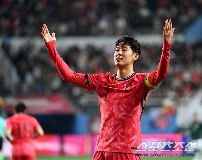 14일 대전월드컵경기장에서 열린 대한민국과 볼리비아의 A매치 평가전. 손흥민이 프리킥 선제골을 터뜨리고 기쁨을 나누고 있다. 대전=허상욱 기자wook@sportschosun.com/2025.11.14/