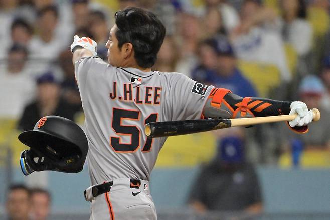 Sep 20, 2025; Los Angeles, California, USA;  San Francisco Giants center fielder Jung Hoo Lee (51) swings at a strike off Los Angeles Dodgers starting pitcher Tyler Glasnow (31) in the fifth inning at Dodger Stadium. Mandatory Credit: Jayne Kamin-Oncea-Imagn Images







<저작권자(c) 연합뉴스, 무단 전재-재배포, AI 학습 및 활용 금지>