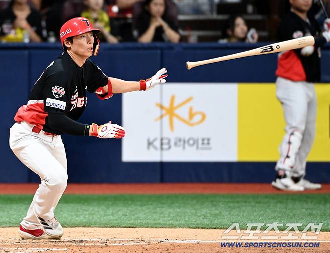 24일 고척스카이돔에서 열린 KIA와 키움의 경기, 4회초 2사 1루 KIA 김호령이 안타를 치고 있다. 고척=허상욱 기자wook@sportschosun.com/2025.09.24/