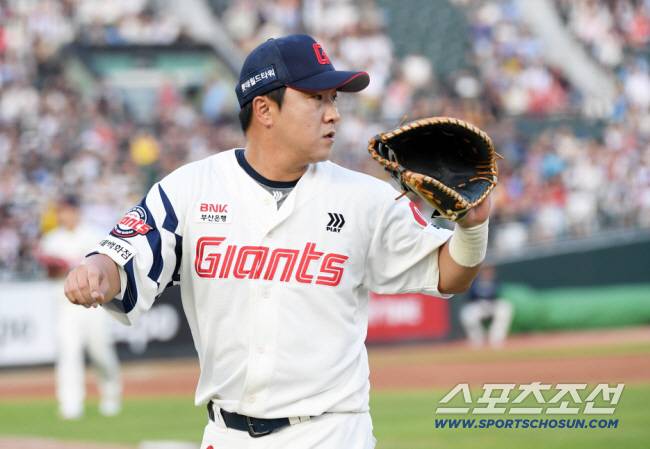 3일 부산 사직구장에서 열린 롯데 자이언츠와 LG 트윈스의 경기. 롯데 정훈이 숨을 고르고 있다. 부산=박재만 기자 pjm@sportschosun.com/2025.07.03/