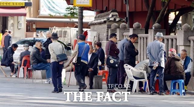 지난 11일 여야는 국회 본회의를 열고 연금개혁특위 활동기간을 내년 12월 31일까지 연장하기로 했다. 특위는 연금재정의 지속가능성과 노후소득 보장을 위한 조치와 국민·기초·퇴직·개인연금 등 구조 개혁방안을 논의한다. 사진은 2018년 10월 2일 서울 종로구 종로2가 탑골공원 노인들. /더팩트
