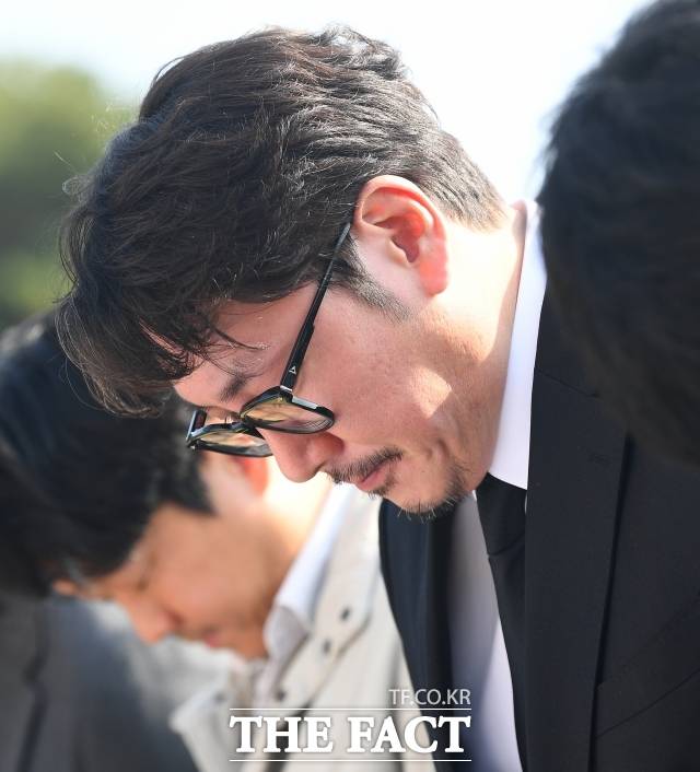 배우 조진웅은 차량 절도, 폭행 등 과거 범죄 이력과 피해자들의 폭로가 이어지자 그는 스스로 연예계 은퇴를 밝혔다. 사진은 조진웅이 2023년 10월 국립대전현충원에서 열린 홍범도 장군 순국 제80주기 추모식에 참석해 묵념을 하고 있다. /더팩트 DB